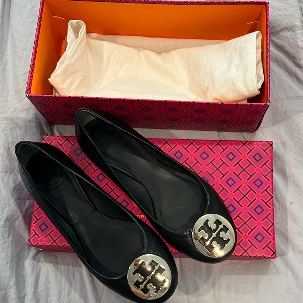 Tory Burch Minnie Ballet flat size 7, black with gold medallion